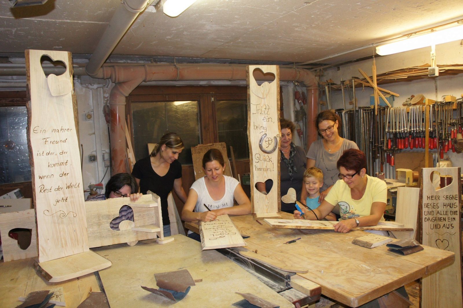 Basteltreff Gestaltete Holzstelen  Frauenbund Wiesent von Holzstelen Für Den Garten Bild