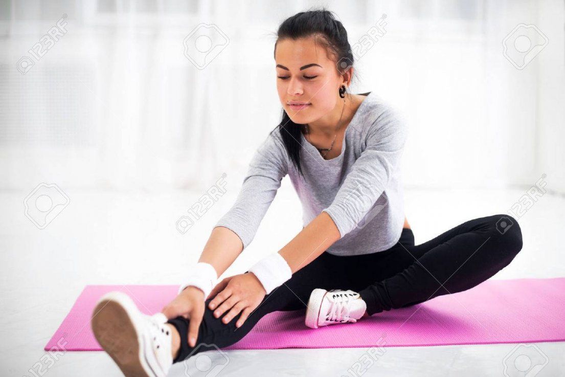Fit Frau Macht Aerobicgymnastik Stretching Ihr Bein Und Zurück Nach von Aerobic Für Zu Hause Bild