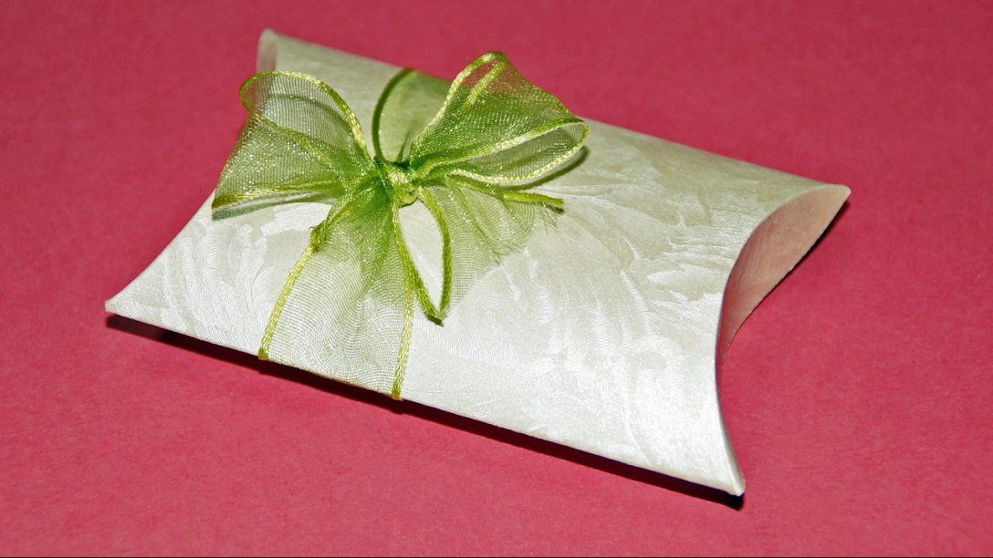Geschenkbox Basteln Pillow Box Für Geldgeschenke Und Kleinigkeiten von Kleine Schachteln Selber Basteln Bild