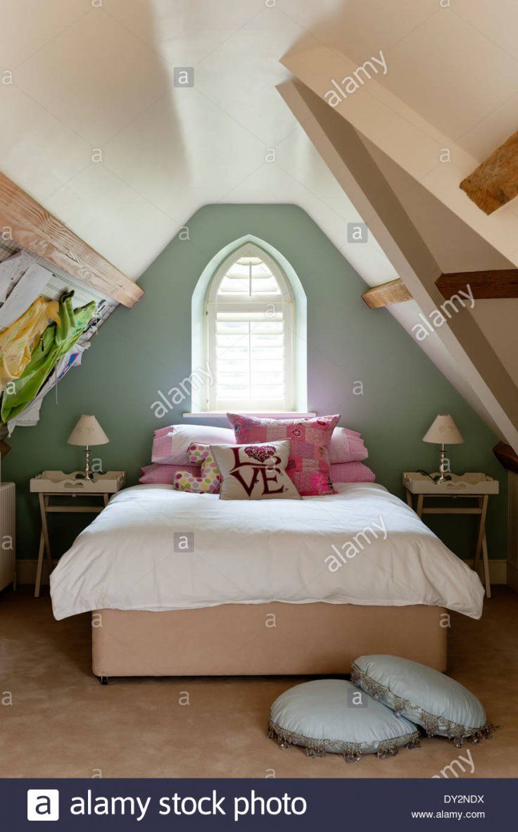 Mädchen Schlafzimmer Dachgeschoss Mit Schrägen Wänden Und Gewölbte von Bilder An Schrägen Wänden Photo