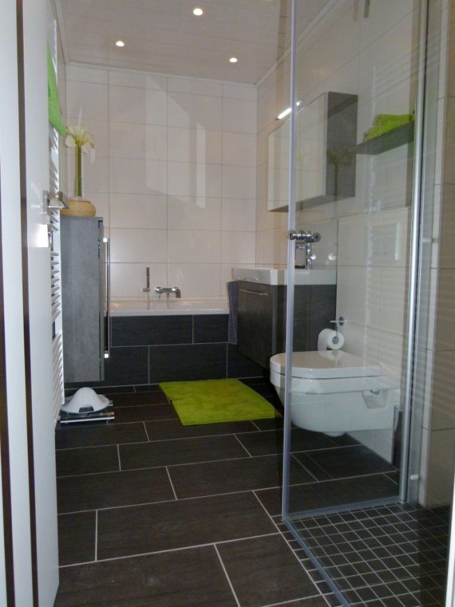 Bad Mit Wanne Und Dusche  Badgalerie von Dusche Vorm Fenster Lösung Bild