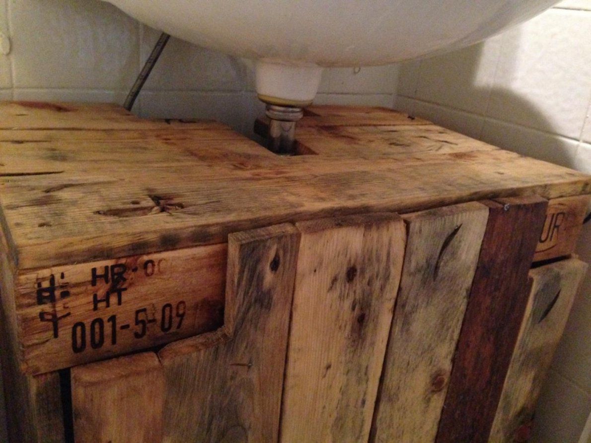 Badezimmerschrank Waschbeckenunterschrank Aus Palettenholz von Waschbeckenunterschrank Holz Selber Bauen Bild