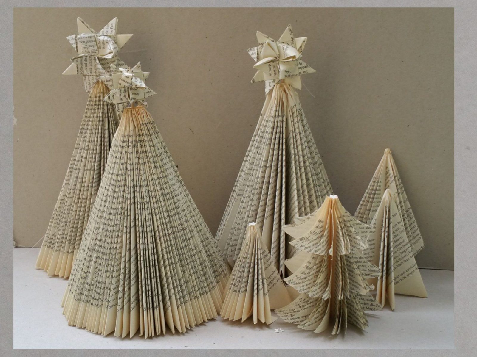 Basteln Mit Alten Büchern Zu Weihnachten  Anleitungweihnachtsbaum von Recycling Basteln Mit Alten Büchern Bild