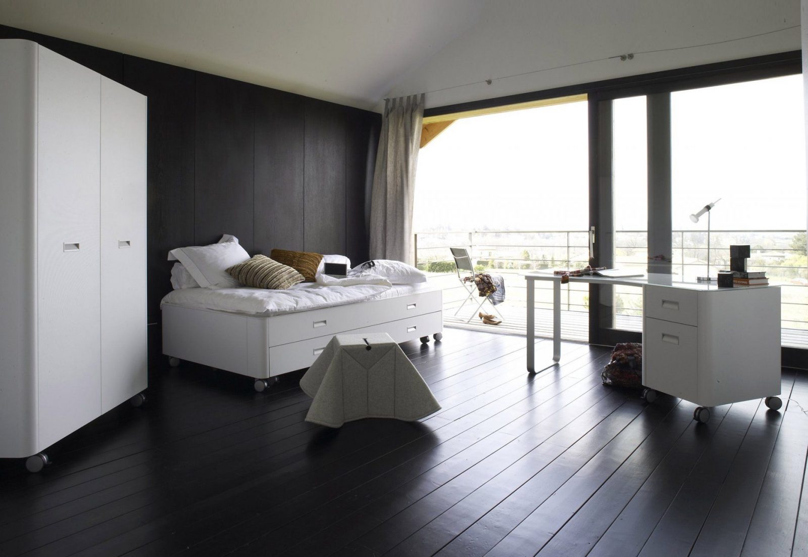 Bed With Drawer For Storage Or Additional Sleeping Accommodation von Ligne Roset Travel Studio Bild