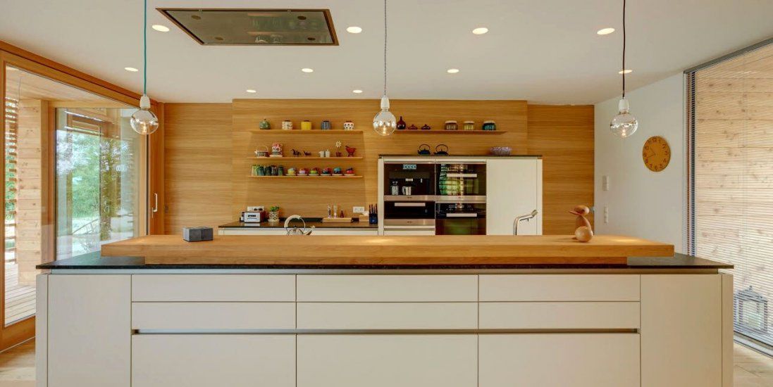 Braune Holzdecke Weiß Streichen Neu Moderne Offene Küche Mit von Braune Holzdecke Weiß Streichen Photo