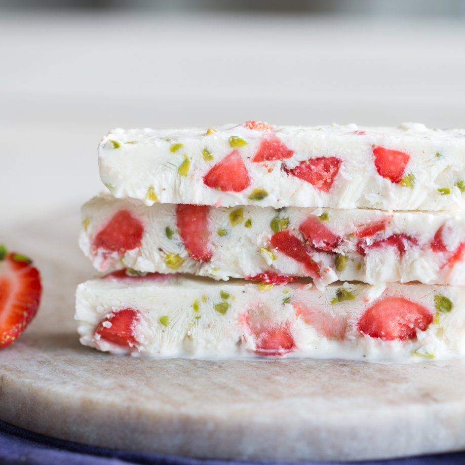 Eiskalte Frozenjoghurtriegel Mit Erdbeeren Und Pistazien von Frozen Yogurt Selbst Machen Photo