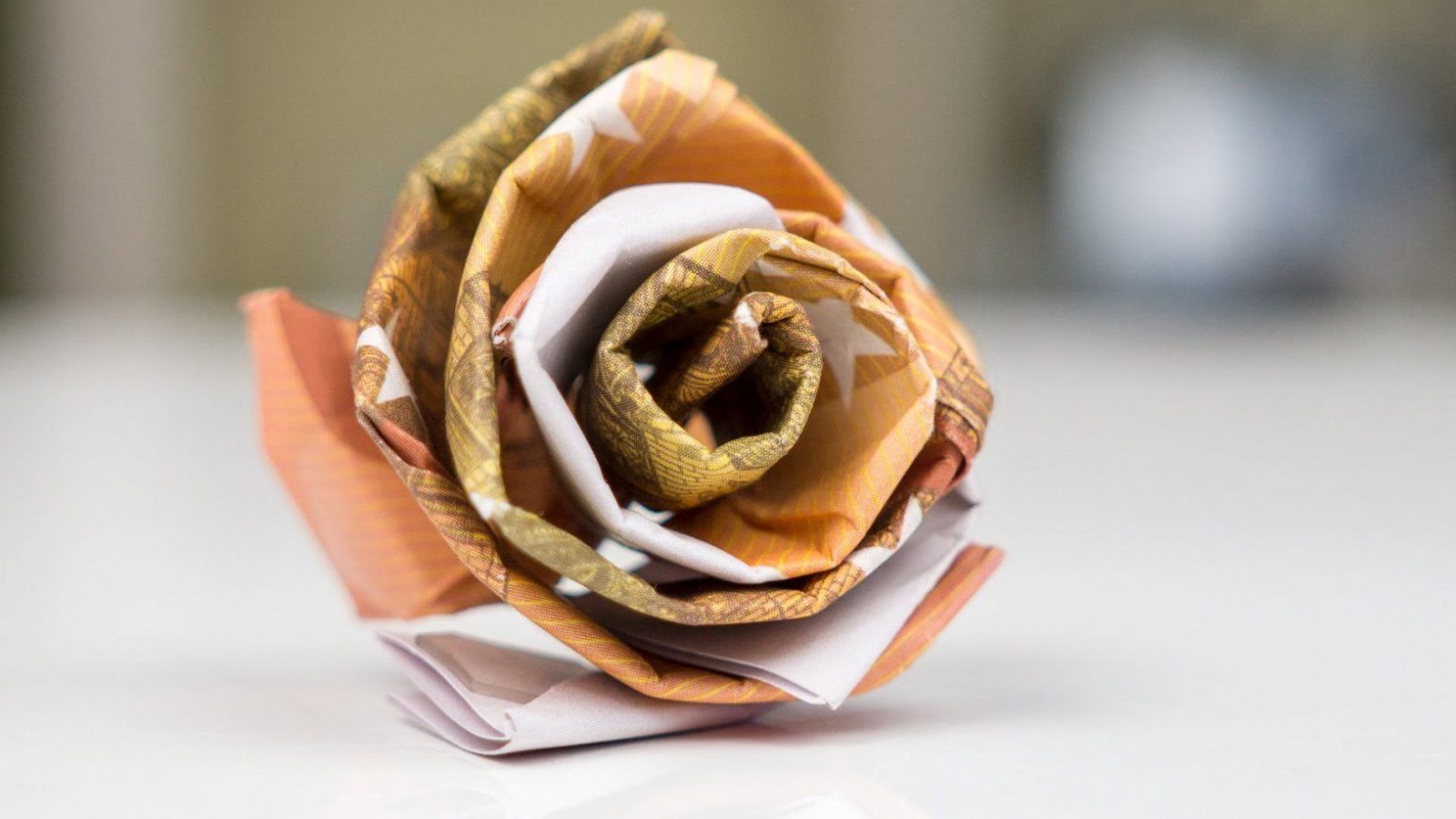 Geldgeschenk Idee Hochzeit  Rose Aus Geld Basteln  Youtube von Origami Rose Geldschein Anleitung Bild