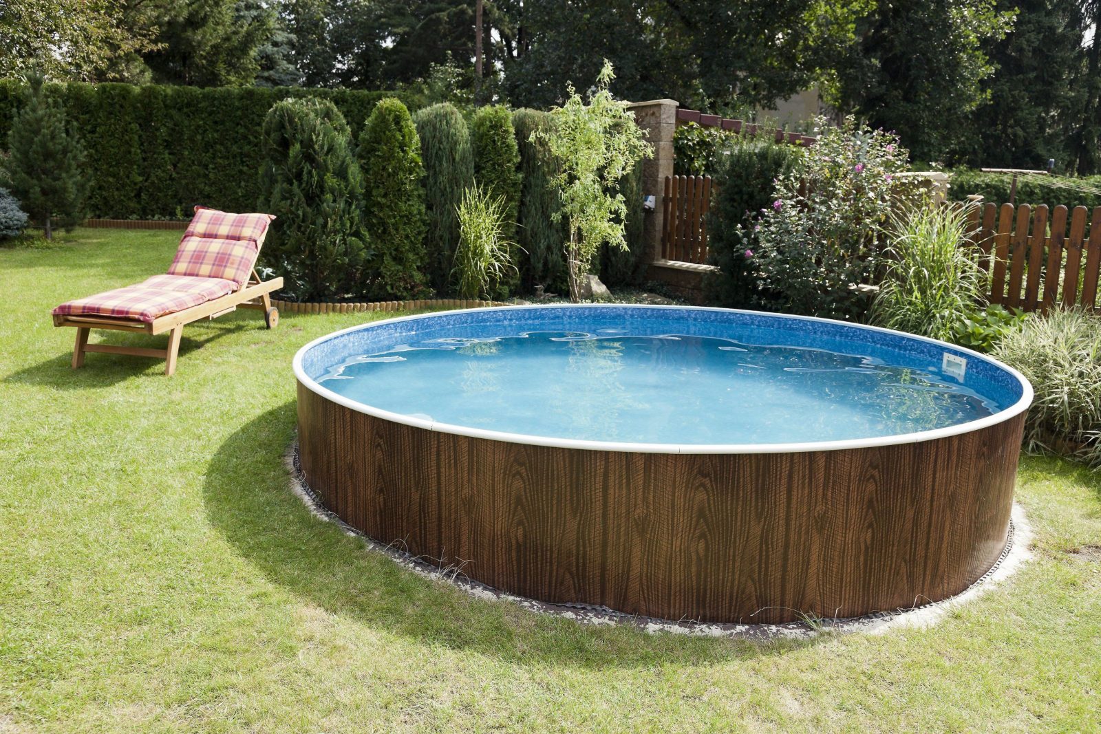 How To Decorate Around An Above Ground Swimming Pool  Swimming von Runder Pool Im Garten Bild