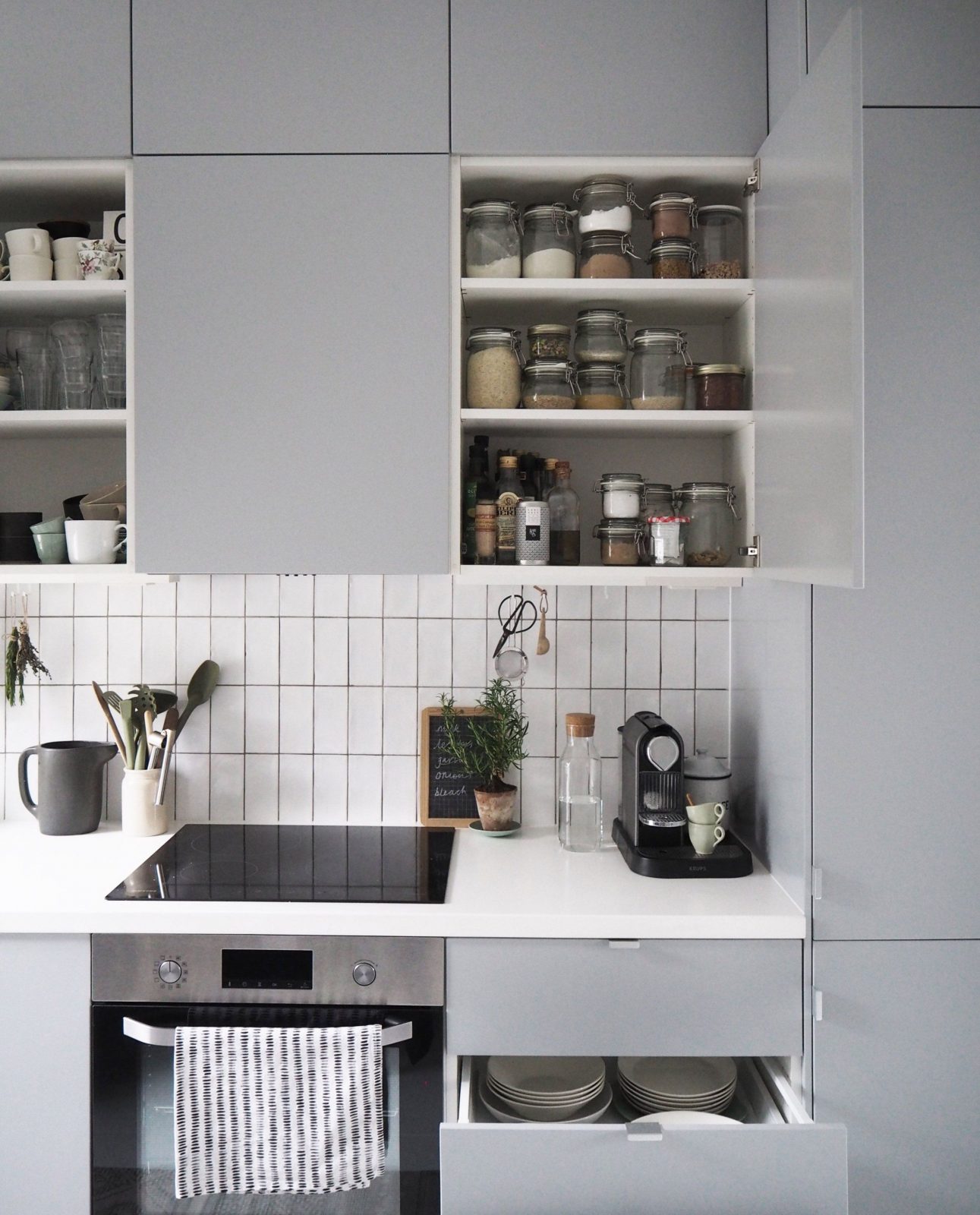 Ikea Veddinge Grey Kitchen  Clever Storage Solutions For Small von Ikea Küche Veddinge Grau Photo