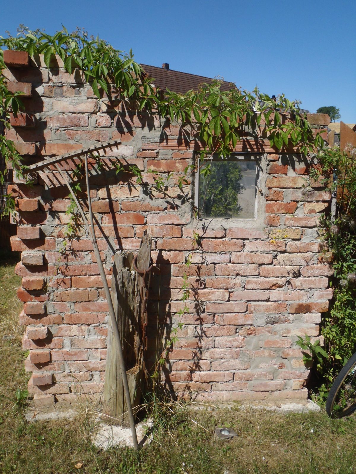 Mauer Aus Alten Ziegelsteinen Hausgarten von Deko Mauer Im Garten Photo