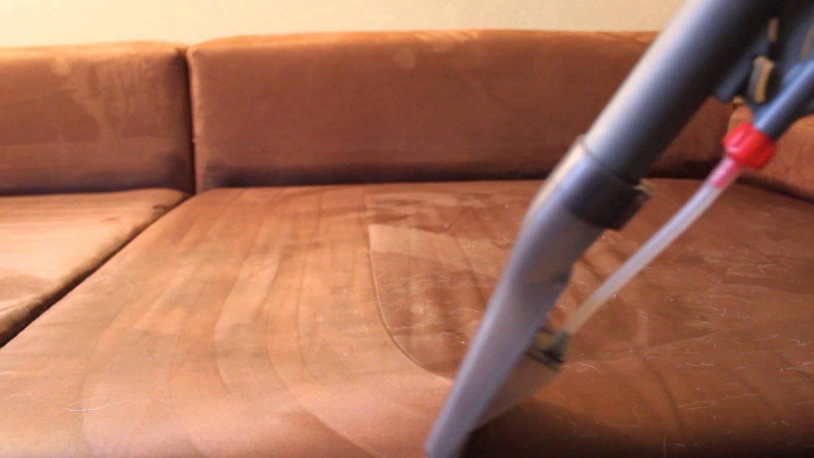 Reinigung Einer Microfasercouch Durch Sprühextraktion  Youtube von Stoff Couch Reinigen Hausmittel Bild