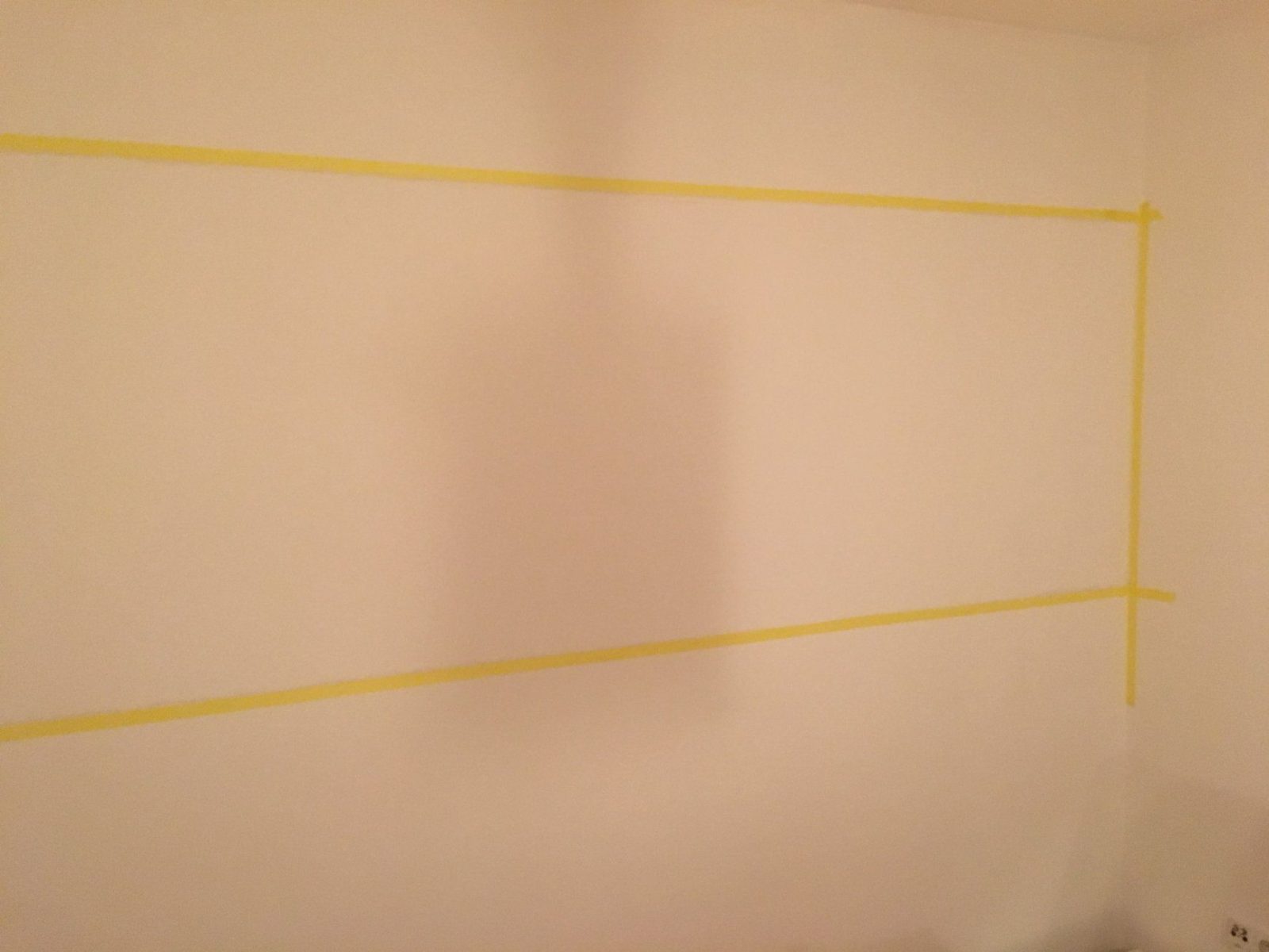 Saubere Kanten Bei Zweifarbiger Wand Streichen  So Geht Es von Streifen Streichen Abkleben Acryl Photo